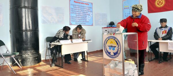 Женщина бросает свой бюллетень в урну на избирательном участке, архивное фото Женщина бросает свой бюллетень в урну на избирательном участке, архивное фото - Sputnik Казахстан