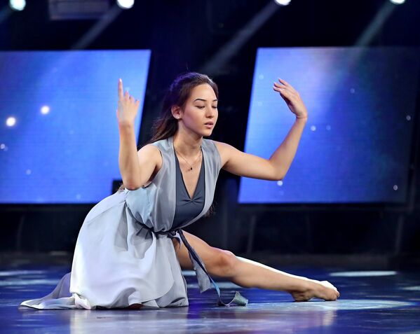 Анастасия Овчинникова во время выступления на шоу Ты супер! Танцы - Sputnik Казахстан