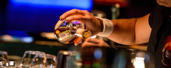 Бармен, архивное фото Бармен, архивное фото - Sputnik Казахстан