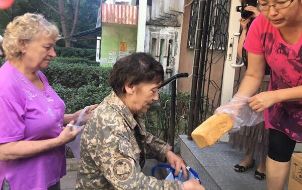 Благотворительная акция по бесплатной раздаче хлеба пенсионерам - Sputnik Казахстан