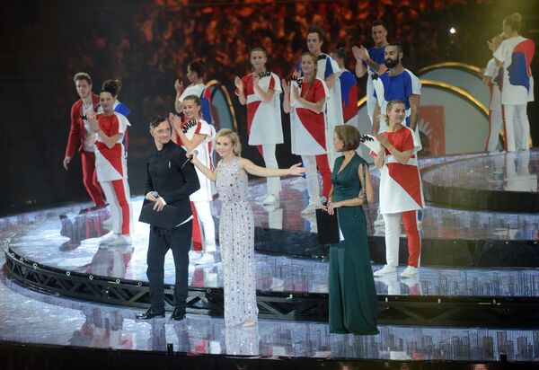 Актеры Егор Бероев и Ксения Алферова (справа на первом плане) и певица Полина Гагарина (в центре) Актеры Егор Бероев и Ксения Алферова (справа на первом плане) и певица Полина Гагарина (в центре) - Sputnik Казахстан