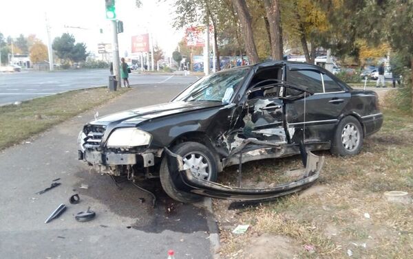 Тойота и Мерседес столкнулись на пересечении улиц Отеген батыра и Абая - Sputnik Казахстан