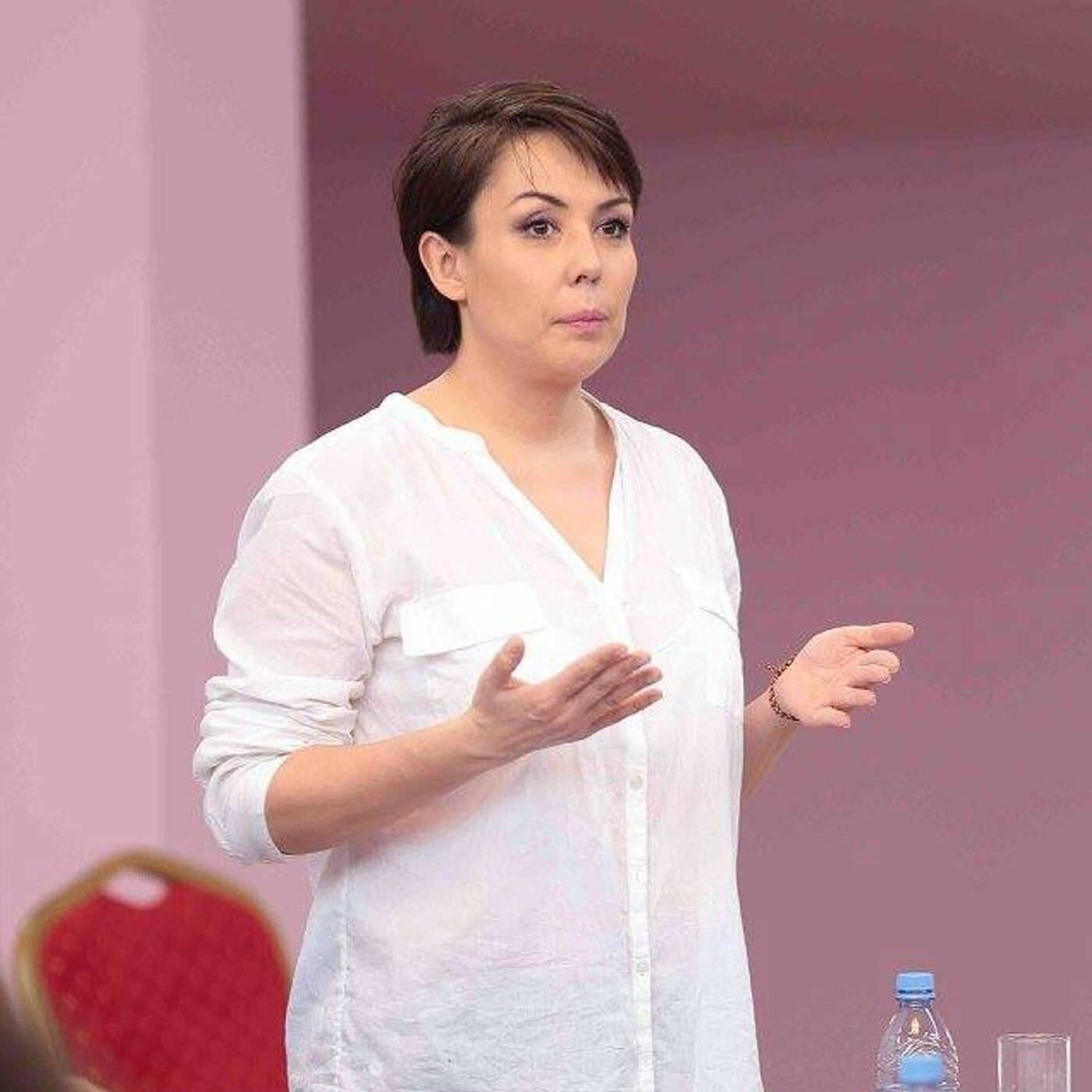 Тимурмен жыныстық қатынас Кеуделі брюнетка оның тығыз есшесін сау мүшесімен сындырып алады