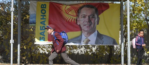 Плакат с изображением кандидата в президенты Кыргызстана Омурбека Бабанова Плакат с изображением кандидата в президенты Кыргызстана Омурбека Бабанова - Sputnik Казахстан