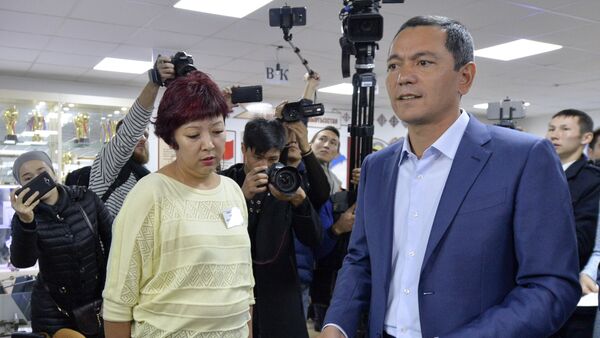 Кандидат в президенты Кыргызстана Омурбек Бабанов на избирательном участке - Sputnik Казахстан
