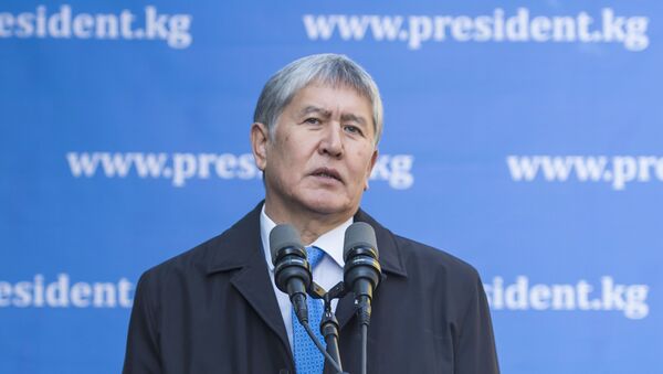 Президент Киргизии Алмазбек Атамбаев после голосования на избирательном участке в Бишкеке в ходе выборов президента Киргизии - Sputnik Қазақстан