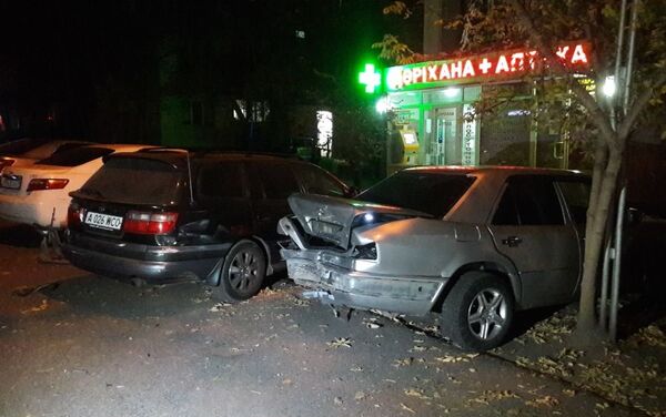 Девушка за рулем Lexus протаранила припаркованные авто - Sputnik Казахстан
