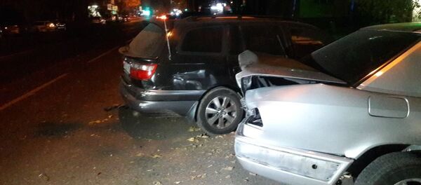 Lexus мінген қыз тұрақта тұрған екі көлікті қағып кетті - Sputnik Қазақстан