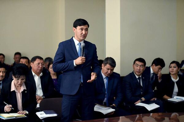 Руководитель отдела пассажирского транспорта и автомобильных дорог Шымкента Куат Жуматаев Руководитель отдела пассажирского транспорта и автомобильных дорог Шымкента Куат Жуматаев - Sputnik Казахстан