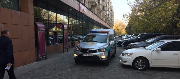 Полицейский автомобиль у отделения банка - Sputnik Казахстан