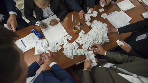 Подсчет количества проголосовавших на избирательном участке в Бишкеке - Sputnik Казахстан