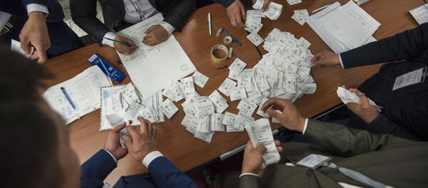 Подсчет количества проголосовавших на избирательном участке в Бишкеке Подсчет количества проголосовавших на избирательном участке в Бишкеке - Sputnik Казахстан