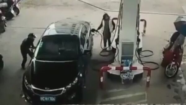 Вор на скутере пытался украсть сумку из машины девушки - Sputnik Казахстан