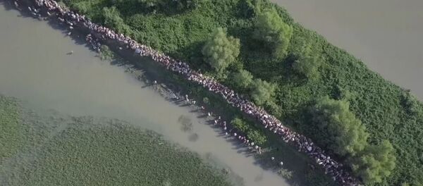 Тысячи беженцев рохинджа пытаются покинуть Мьянму на границе с Бангладеш - Sputnik Казахстан