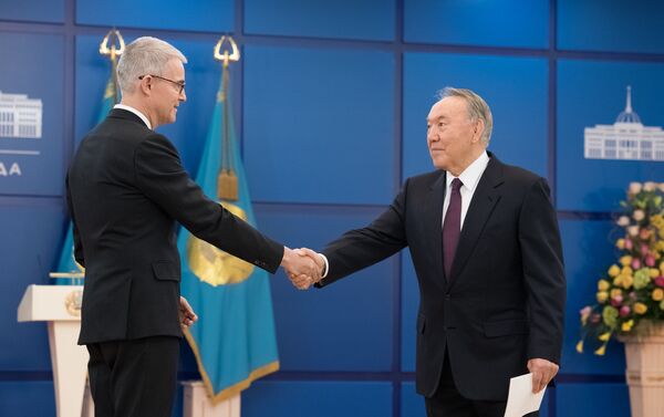 Нурсултан Назарбаев во время церемонии вручения верительных грамот - Sputnik Казахстан