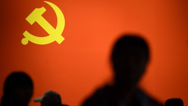 Флаг Коммунистической партии Китая, представленный на выставке, демонстрирующий прогресс Китая за последние пять лет в Пекинском выставочном центре, архивное фото - Sputnik Казахстан