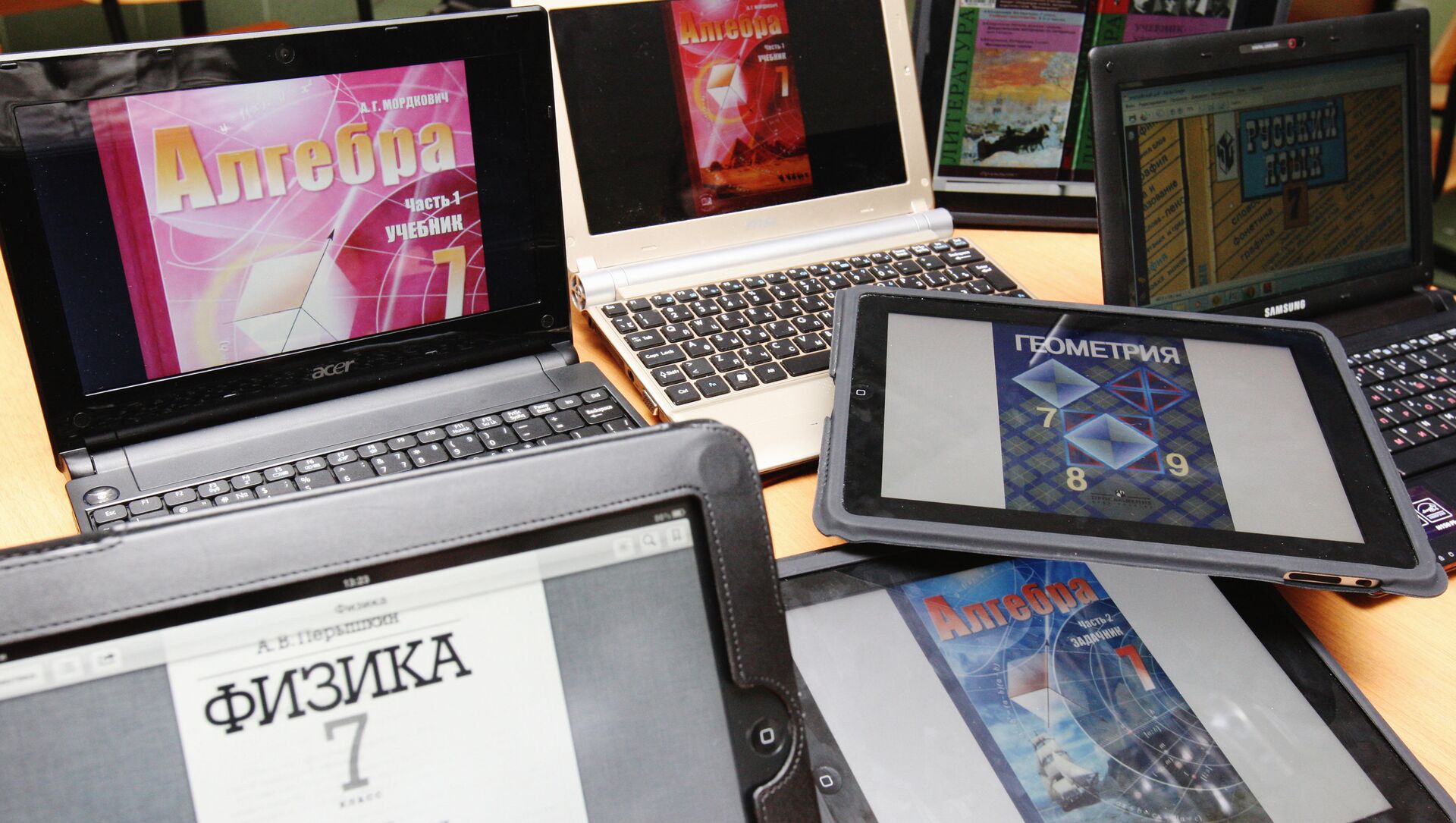 Ноутбуки и планшеты с разными электронными учебниками, архивное фото - Sputnik Казахстан, 1920, 03.07.2021