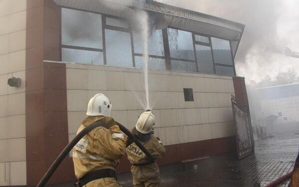 Пожарные эвакуировали 35 человек из горевшей общественой бани в Талдыкоргане - Sputnik Казахстан