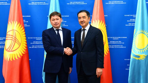Премьер-министр РК Бакытжан Сагинтаев (справа) и премьер-министр КР Сапар Исаков - Sputnik Казахстан