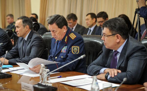 Члены Кабмина Казахстана на встрече с премьер-министром КР Сапаром Исаковым - Sputnik Казахстан