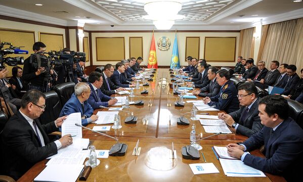 Премьер-министр РК Бакытжан Сагинтаев во время встречи с премьер-министром КР Сапаром Исаковым - Sputnik Казахстан