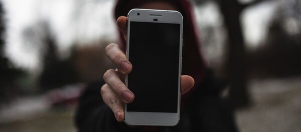 Телефон в руке, архивное фото Телефон в руке, архивное фото - Sputnik Казахстан