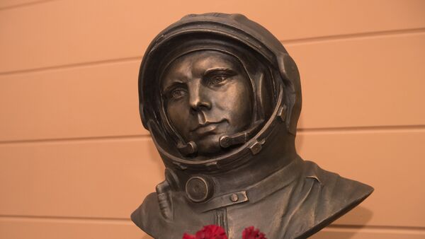 Бюст первого космонавта Юрия Гагарина установили в Астане - Sputnik Казахстан