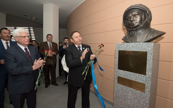 Бюст первого космонавта Юрия Гагарина установили в Астане - Sputnik Казахстан