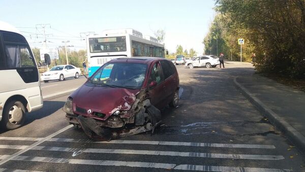 Четыре машины столкнулись на пересечении улиц Лавренева и Домбровского - Sputnik Казахстан