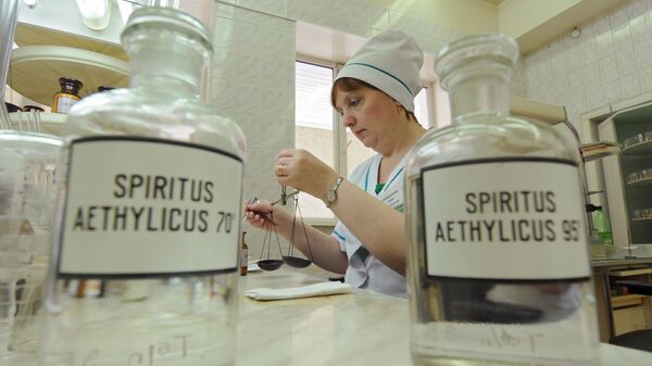 Стеклянные колбы со спиртом, архивное фото - Sputnik Казахстан