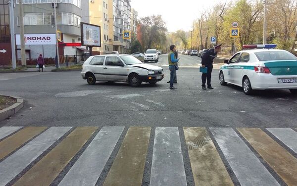 Ниссан и Фольксваген столкнулись на пересечении улиц Толе би и Абдуллиных - Sputnik Казахстан