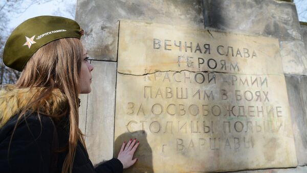 Возложение цветов на могилы советских солдат в Польше - Sputnik Казахстан