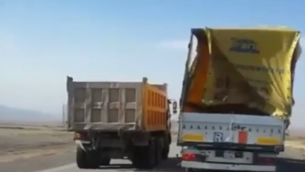 Казахский грузовик прикрыл кыргызскую фуру от ветра - Sputnik Казахстан