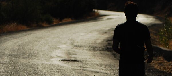 Мужчина идет по дороге - Sputnik Казахстан