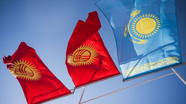 Флаги Казахстана и Кыргызстана, архивное фото - Sputnik Казахстан