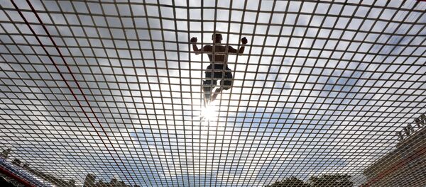 Мужчина прыгает на батуте, архивное фото - Sputnik Казахстан