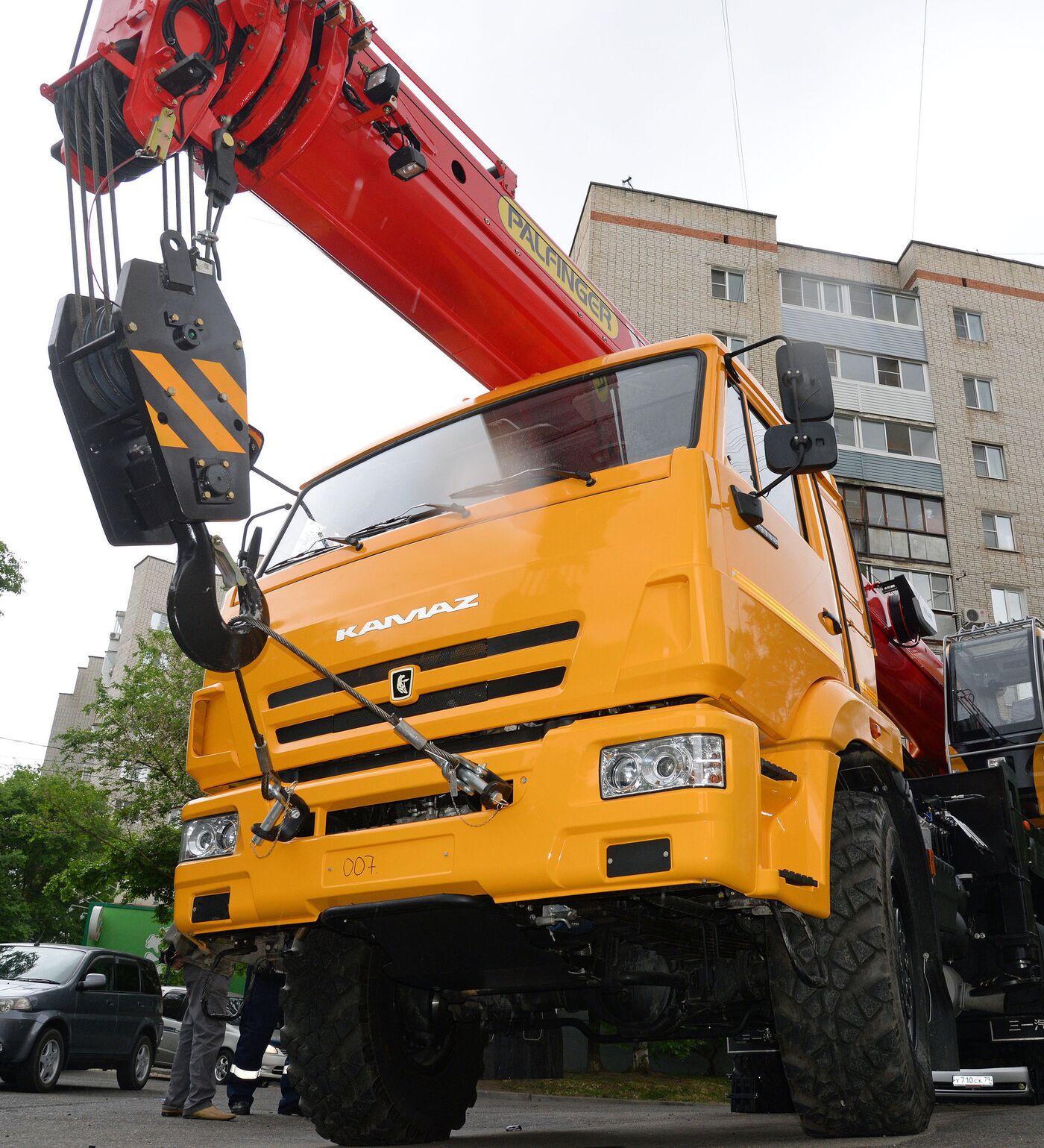 Автокран опрокинулся рядом с элитным домом в Нур-Султане и повредил авто -  01.09.2019, Sputnik Казахстан