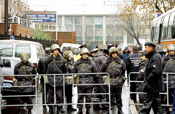 У здания Театрального центра на Дубровке, захваченного террористами - Sputnik Казахстан