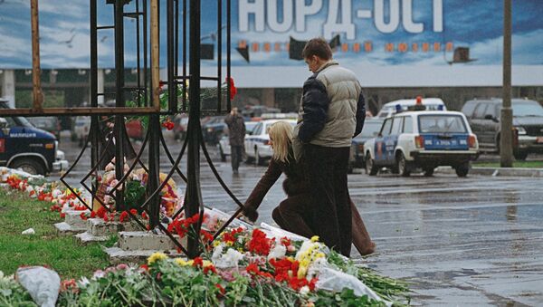 Возложение цветов к зданию Театрального центра на Дубровке - Sputnik Казахстан