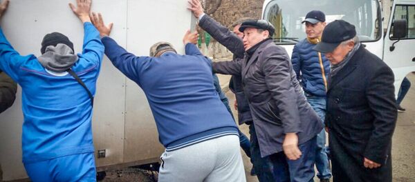 Аким Павлодара толкал застрявшую в грязевой яме машину - Sputnik Казахстан