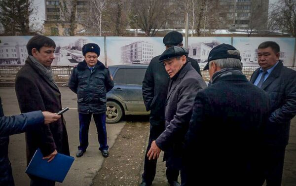 Аким Павлодара толкал застрявшую в грязевой яме машину - Sputnik Казахстан