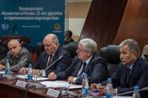 Участники международной конференции, посвященной 25-летию установления дипломатических отношений между Казахстаном и Россией - Sputnik Казахстан
