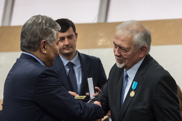 Имангали Тасмагамбетов вручает юбилейную медаль Чрезвычайному и Полномочному послу Российской Федерации в Казахстане в 1999-2003 годах Юрию Мерзлякову - Sputnik Казахстан