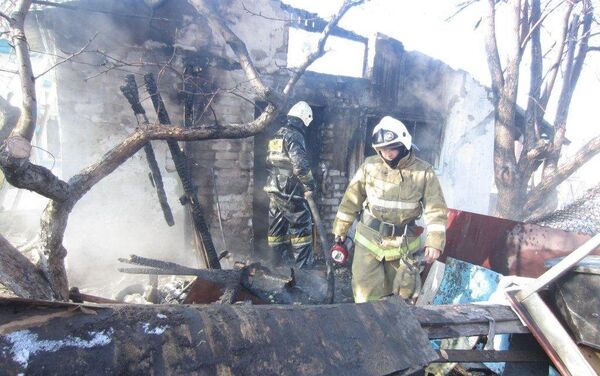 Возгорание дома из-за взрыва газового баллона в Семее - Sputnik Казахстан