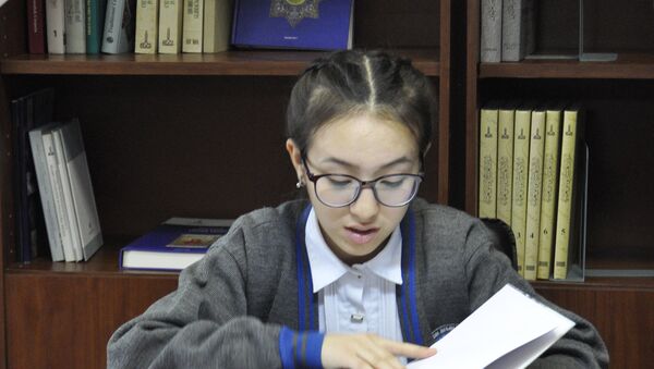 Школьники читают книги в Центре изучения алфавита на латинской графике - Sputnik Казахстан