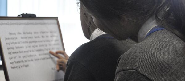 Школьники читают книги в Центре изучения алфавита на латинской графике - Sputnik Казахстан