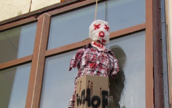 Окровавленный манекен напротив здания облпрокуратуры в Петропавловске - Sputnik Казахстан