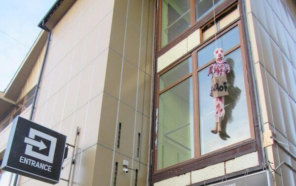 Окровавленный манекен на здании облпрокуратуры в Петропавловске - Sputnik Казахстан