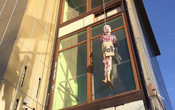 Манекен в окровавленной одежде повесили к Хэллоуину в Петропавловске напротив здания областной прокуратуры - Sputnik Казахстан