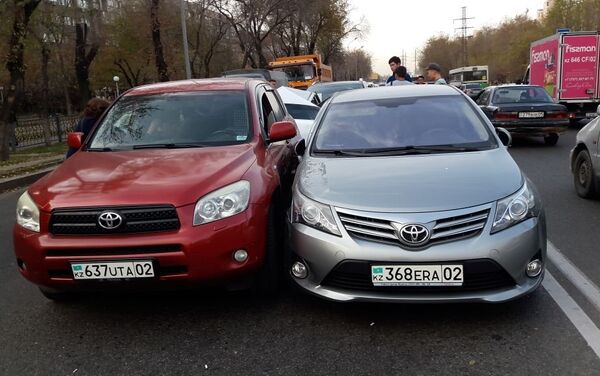 Четыре автомобиля столкнулись на пересечении Розыбакиева и Толе би - Sputnik Казахстан